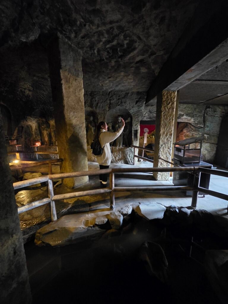 algo que ver en kamakura es la cueva Benten
