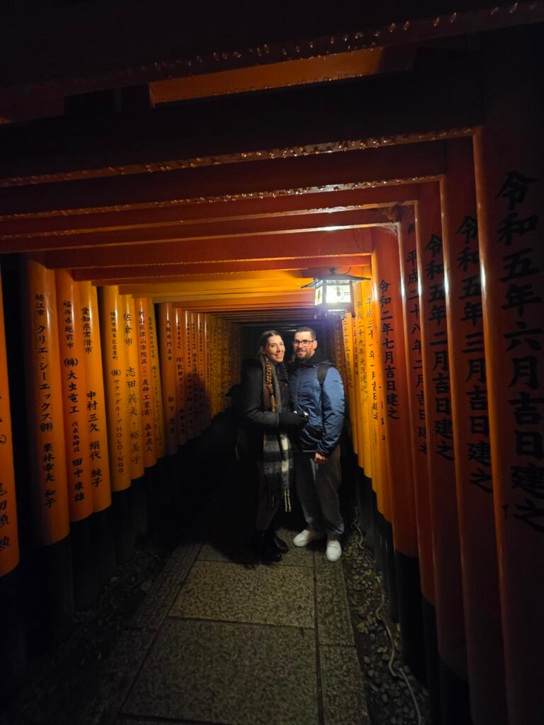 Guía Fushimi Inari Taisha 2026: El Santuario de las Mil Puertas Torii Pasillo de puertas torii rojas (Senbon Torii) en el santuario Fushimi Inari Taisha de Kioto