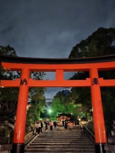 Guía Fushimi Inari Taisha 2026: El Santuario de las Mil Puertas Torii