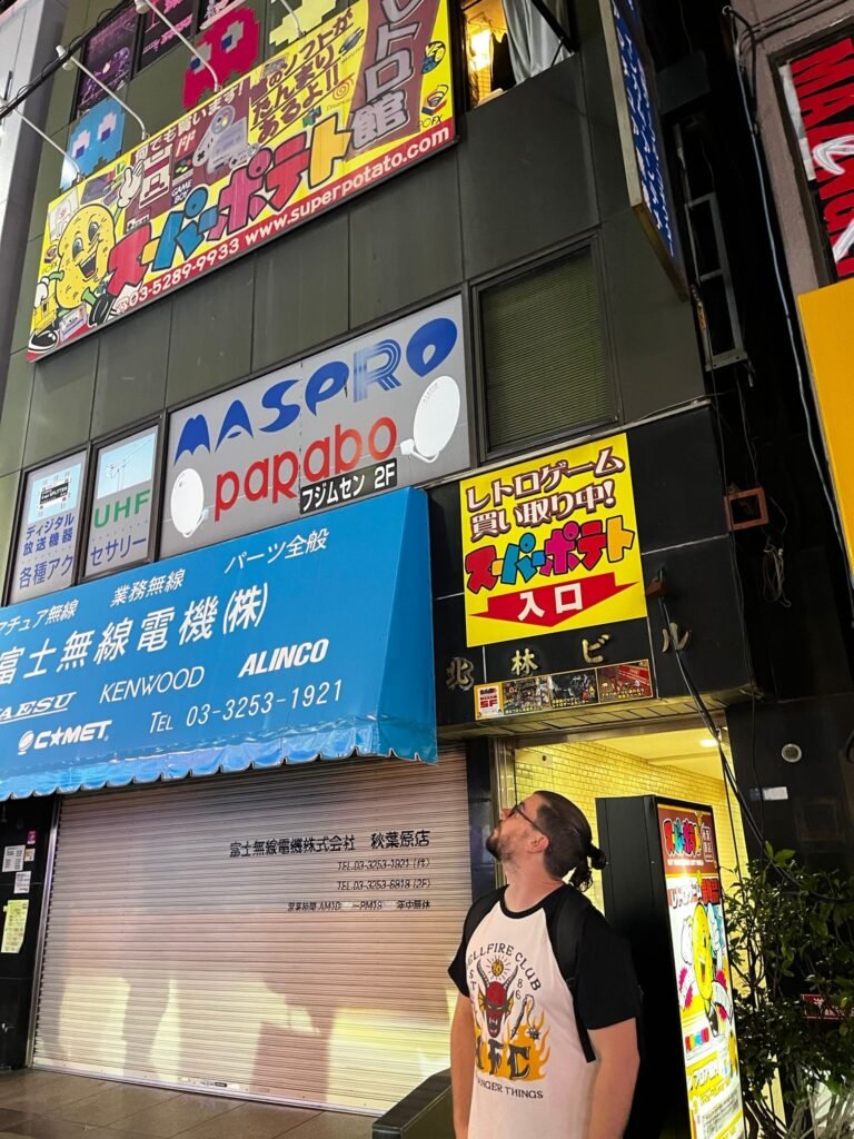 Pasillos llenos de videojuegos retro impecables en la famosa tienda Super Potato de Akihabara