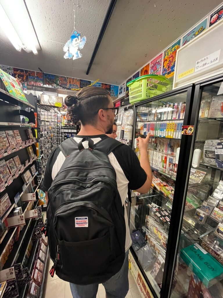 Pasillos llenos de videojuegos retro impecables en la famosa tienda Super Potato de Akihabara