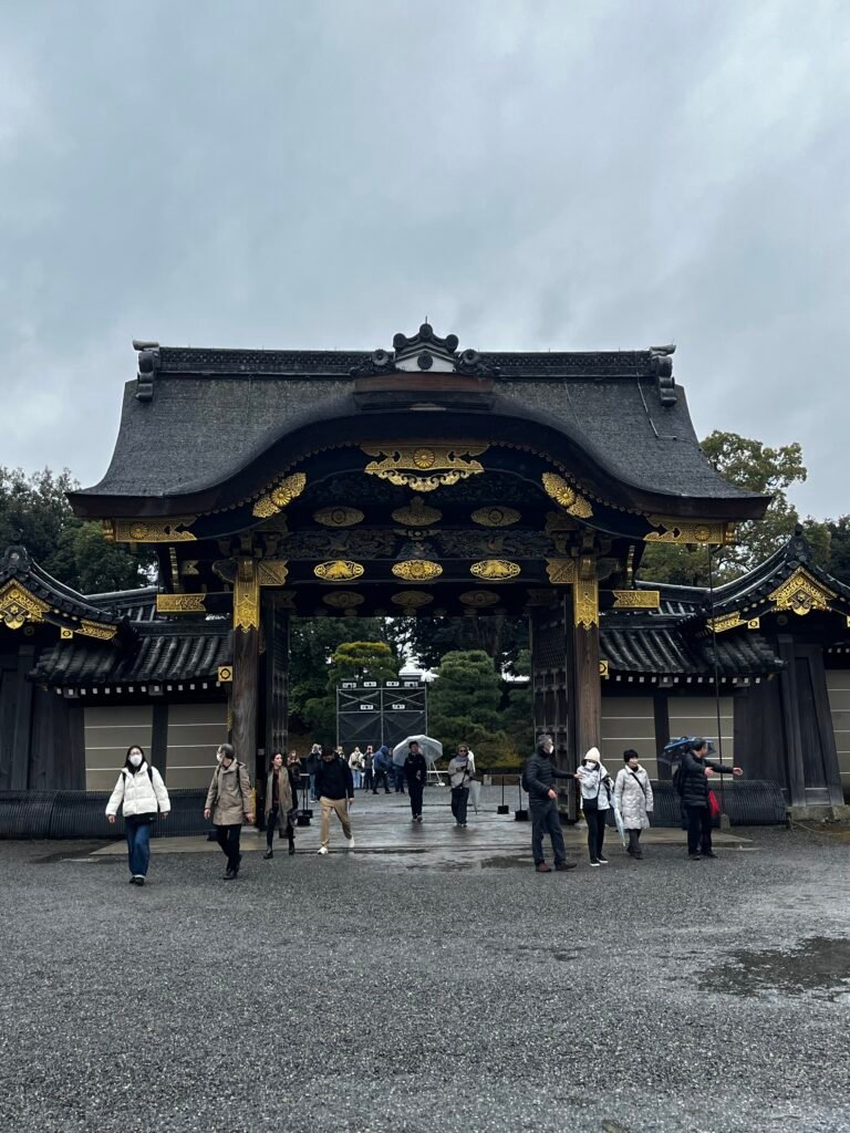 Guía Castillo Nijo en Kioto: El hogar de los Shogunes y sus Suelos que Cantan Espectacular puerta Karamon dorada en la entrada del Castillo Nijo en Kioto