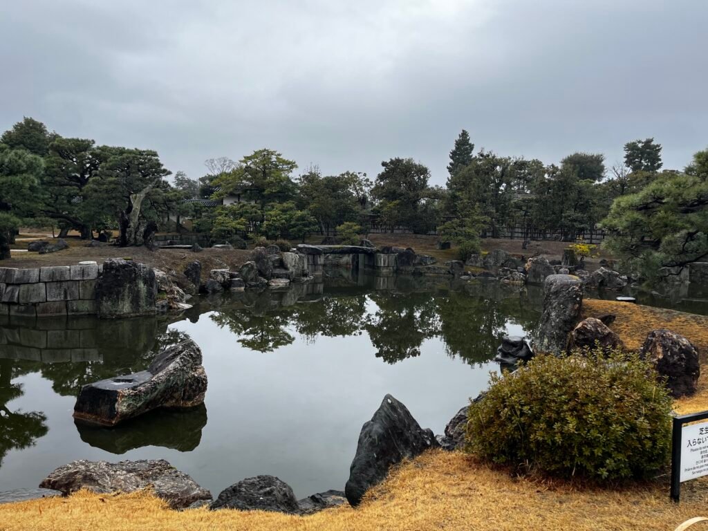 Guía Castillo Nijo en Kioto: El hogar de los Shogunes y sus Suelos que Cantan Jardín paisajista sintoísta con estanque en el Castillo Nijo en Kioto