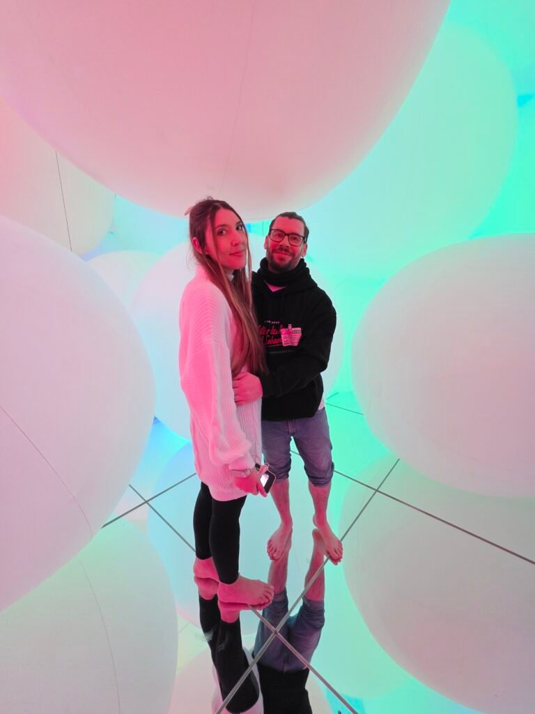 Guía TeamLab Planets Tokio: El museo donde caminas por el agua Sala de esferas gigantes luminosas e interactivas en TeamLab Planets