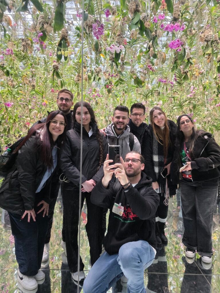 Guía TeamLab Planets Tokio: El museo donde caminas por el agua Jardín inmersivo con miles de orquídeas flotantes reales en TeamLab Planets Tokio