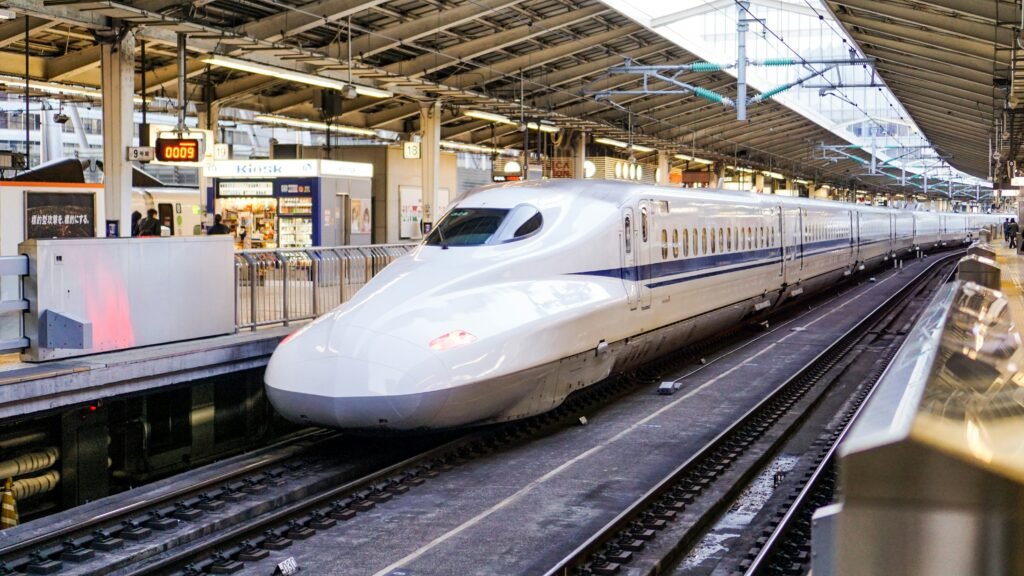 Tren bala Shinkansen en una estación de Japón listo para usar con el merece la pena el Japan Rail Pass