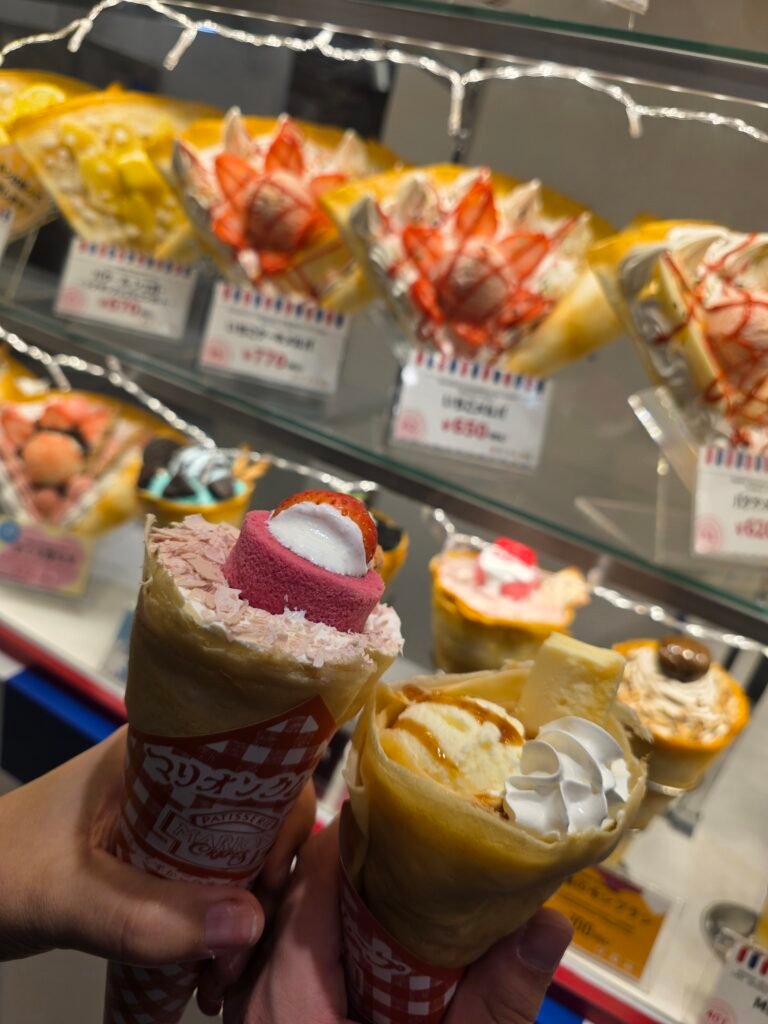 probando los famosos crepes, algo que ver en takeshita street