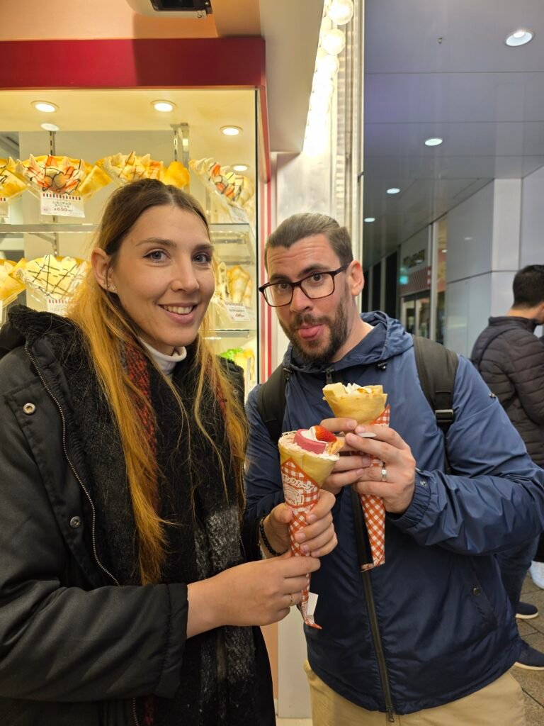 probando los famosos crepes, algo que ver en takeshita street